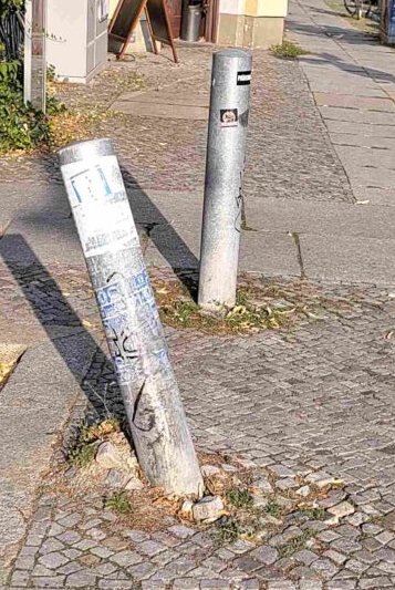 Poller angefahren von schnellen Rasern, die die Kurve nicht bekommen.