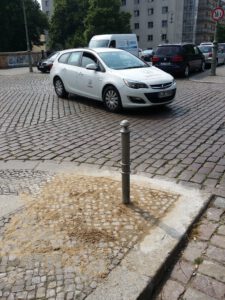 Neu eingesetzter historischer Poller am Leuschnerdamm vor Wirtshaus Henne