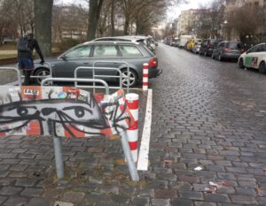 Poller und Bake angefahren am Leuschnerdamm Oranienplatz