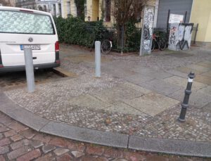 Massive Poller statt historische am Leuschnerdamm vor Wirtshaus Henne