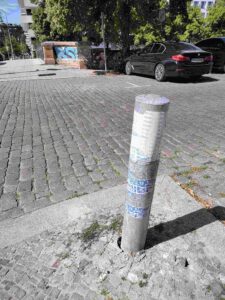 Angefahrener Poller vor Wirtshaus Henne August 2026